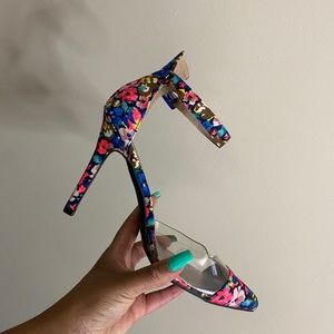 Flower heels with a clear detail